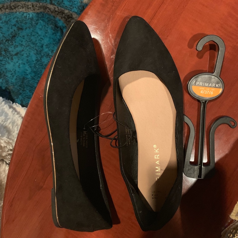 Black flat shoes